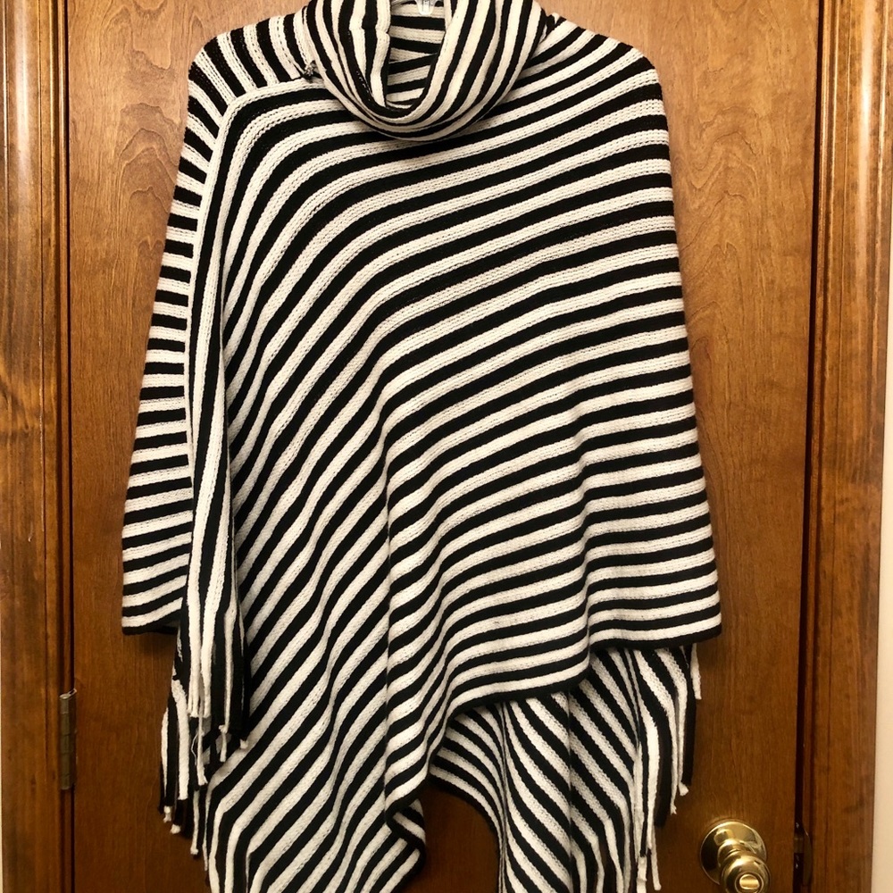 One size fits all cover up/shawl LIKE NEW